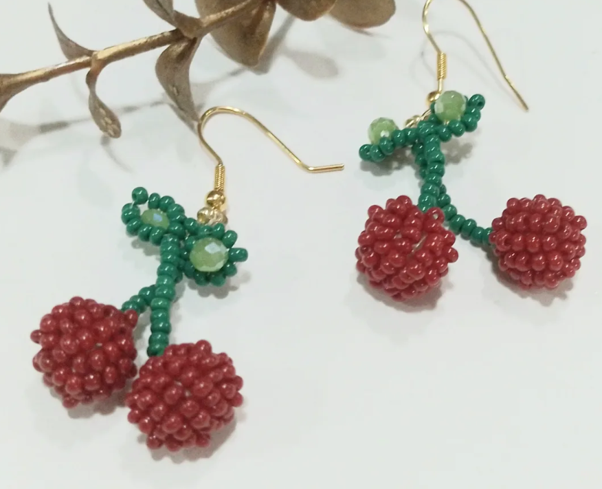 Aretes de cerezas en mostacilla
