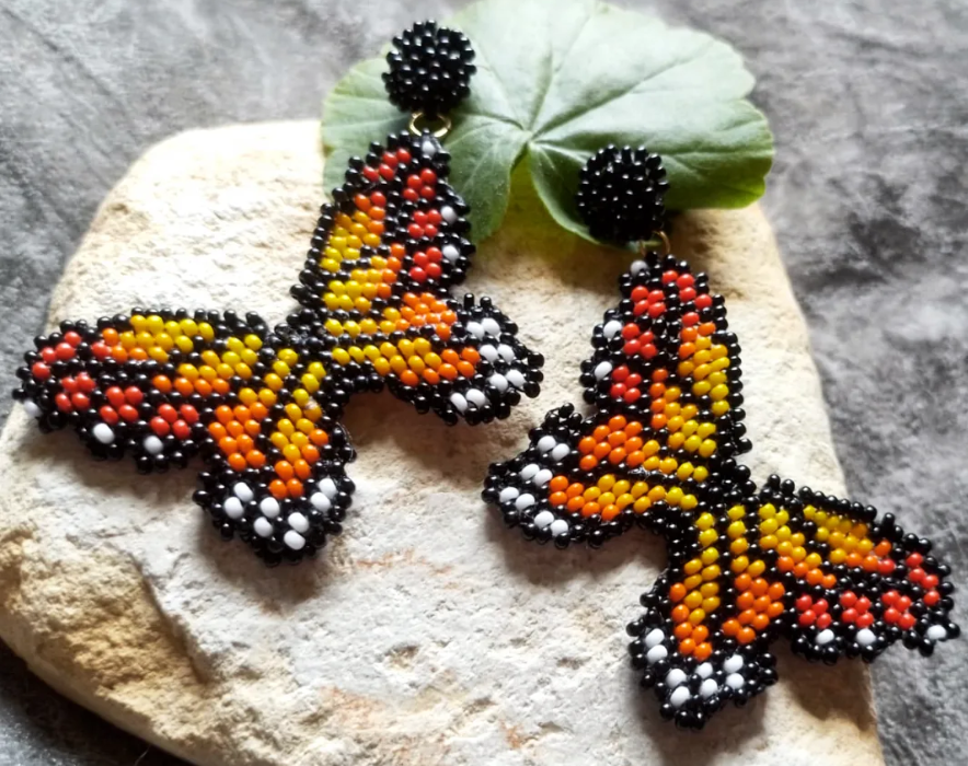 Aretes mariposa monarca en mostacilla